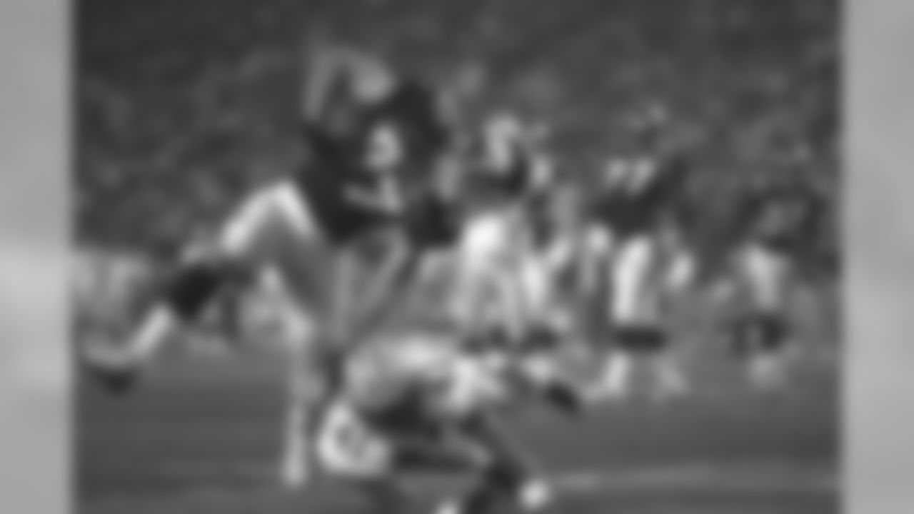 Ed McCaffrey catches a 9 yard pass from John Elway and advances it to the Green Bay 25 in the third quarter as part of a 13 play, 92 yard drive against the Green Bay Packers at Qualcomm Stadium in San Diego, CA on January 25, 1998.