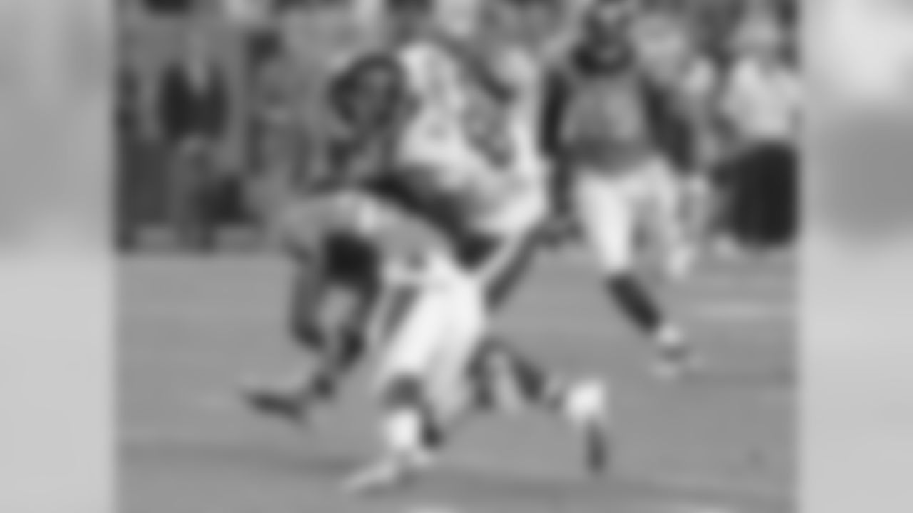 Denver Broncos cornerback Bradley Roby (29) tackles Texans wide receiver Andre Johnson (80).