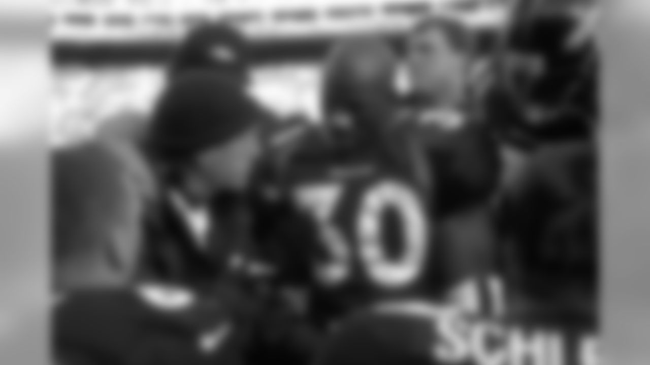 Alex Gibbs talks with his players along the sidelines against the Kansas City Chiefs at Mile High Stadium in Denver, CO on December 6, 1998.