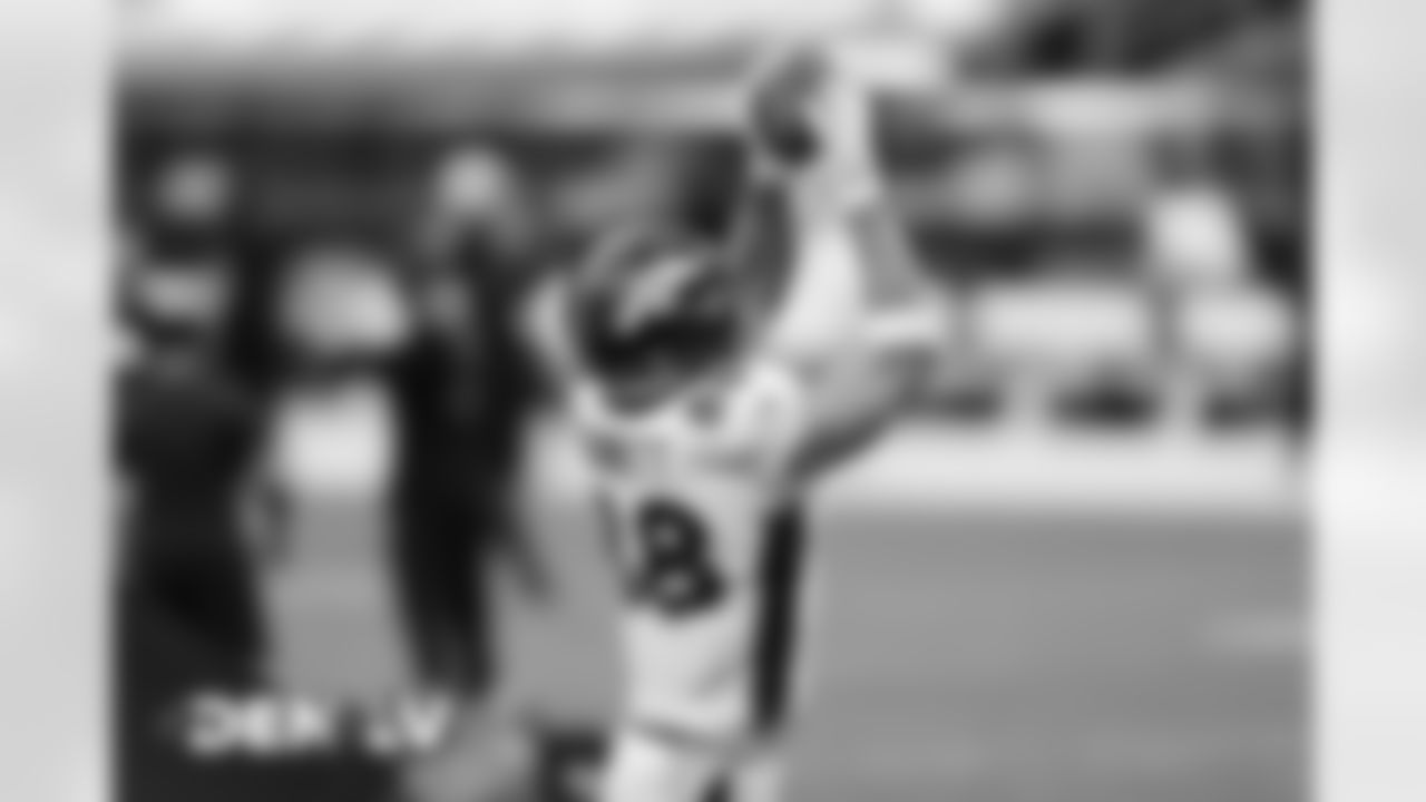 Nick Vannett warms up before the Broncos' Week 10 game against the Las Vegas Raiders at Allegiant Stadium in Las Vegas, Nevada. (Photo by Gabriel Christus)