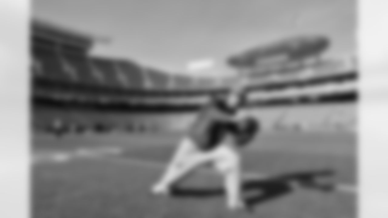 Decker looks in a catch while preparing for kickoff Sunday against the Chiefs.