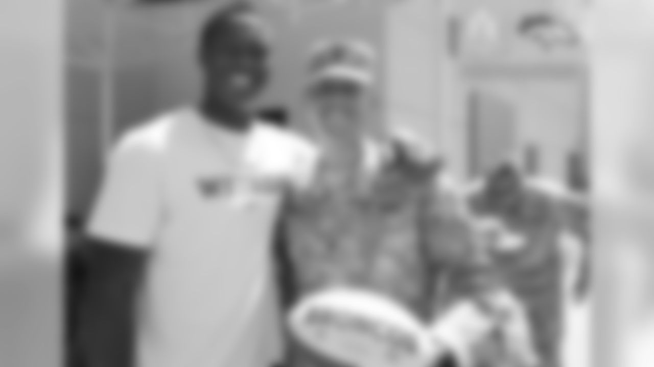 Thomas poses for a photo with a military member from Fort Carson.