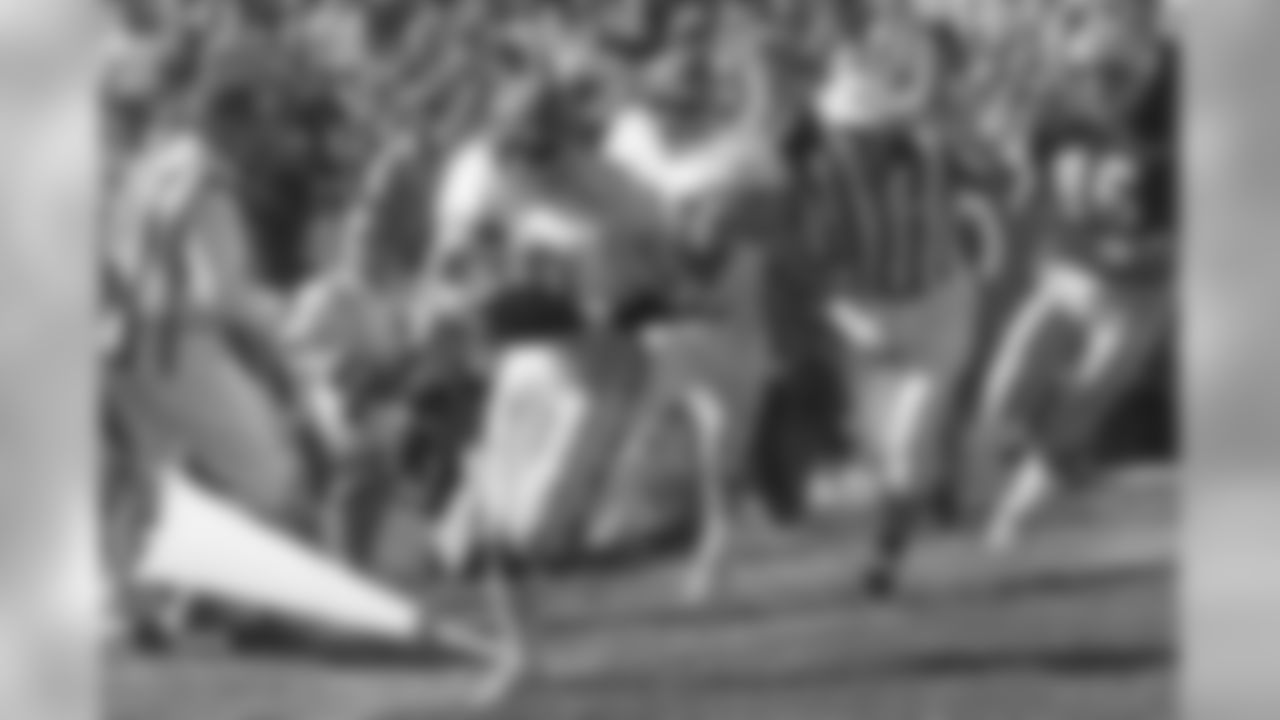 Louis Wright
Drafted: 1975 NFL Draft - first round, 17th overall. Ring of Fame induction: 1993. All-Pros: 1978-79. Pro Bowls: 1977-79, 1983, 1985. Years with Broncos: 1975-86. Broncos career stats: 166 games, 3.0 sacks, 26 interceptions, one interception returned for a touchdown, 11 fumble recoveries, two fumbles returned for touchdowns.