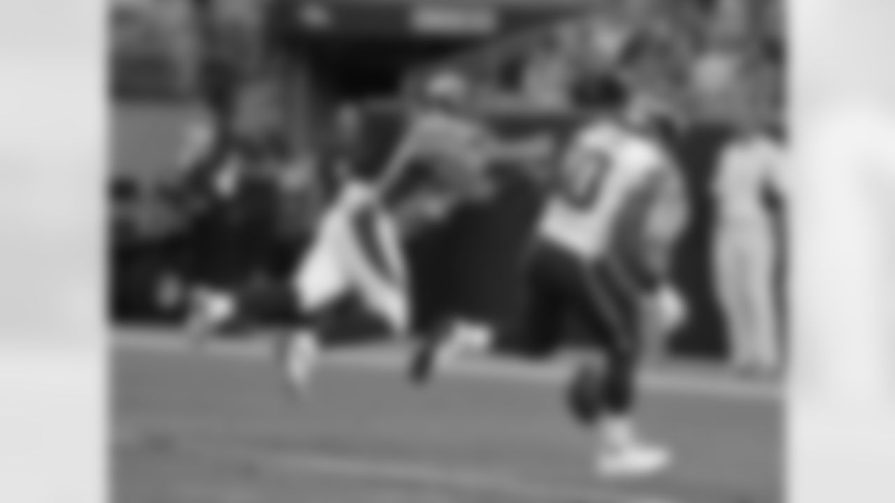 Cornerback Chris Harris ensures a deep incompletion aimed at Owens.