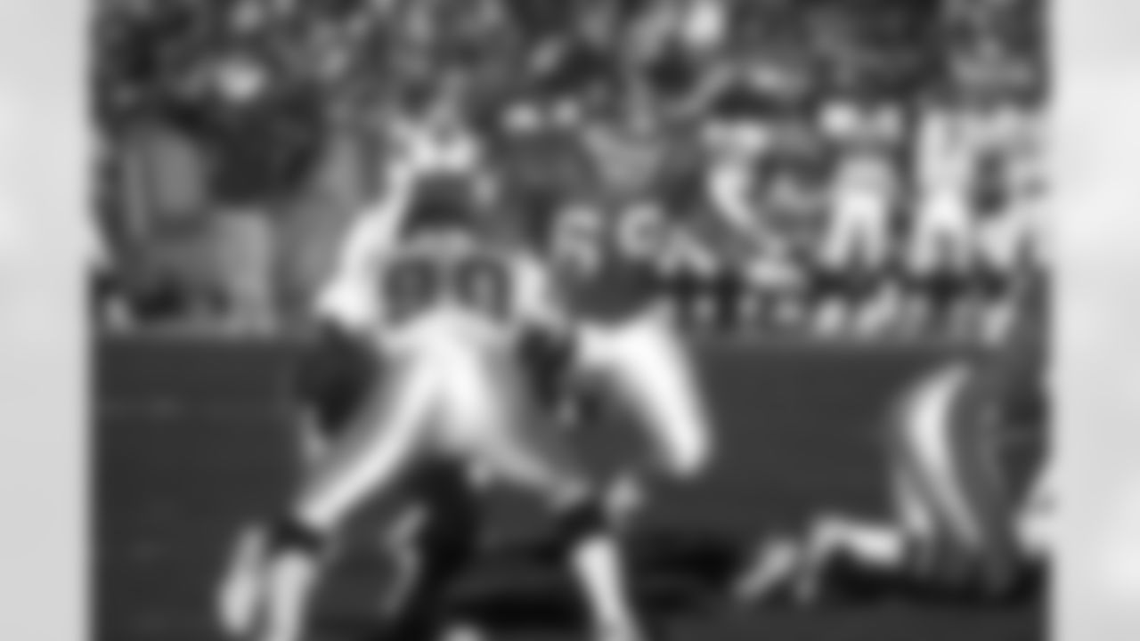 Mark Schlereth signed with the Broncos in 1995 and held down the team's left guard position for six seasons. He made a Pro Bowl appearance in 1998 as the team won its second consecutive Lombardi Trophy.