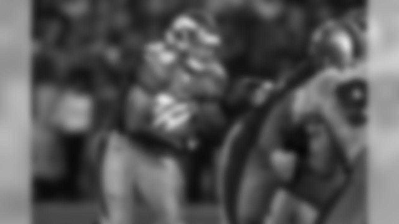 Mike Anderson rushes the ball against the San Francisco 49ers at Mile High Stadium in Denver, CO on December 23, 2000.