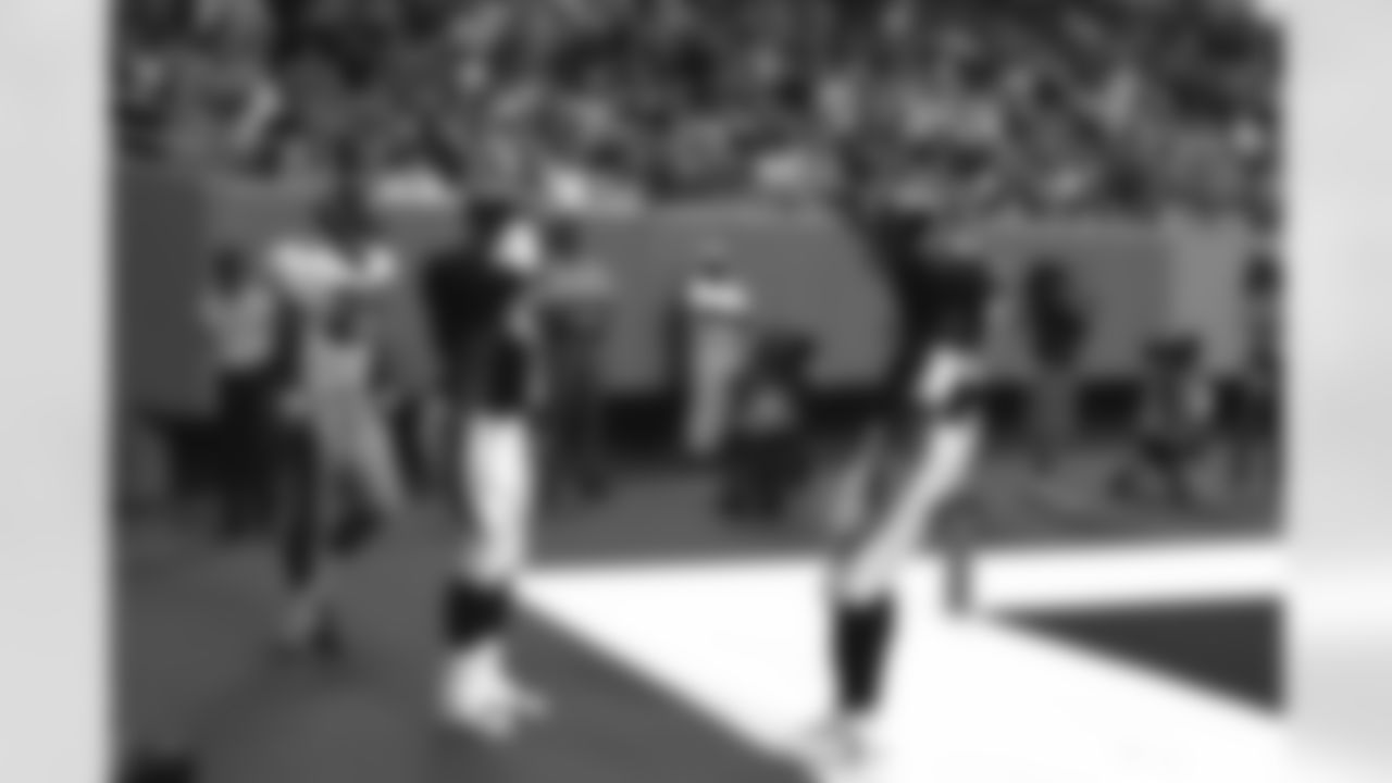Atlanta: Terrell Davis gives the Mile High salute after scoring a touchdown against the Atlanta Falcons at GA Dome in Atlanta, GA on September 28, 1997.
