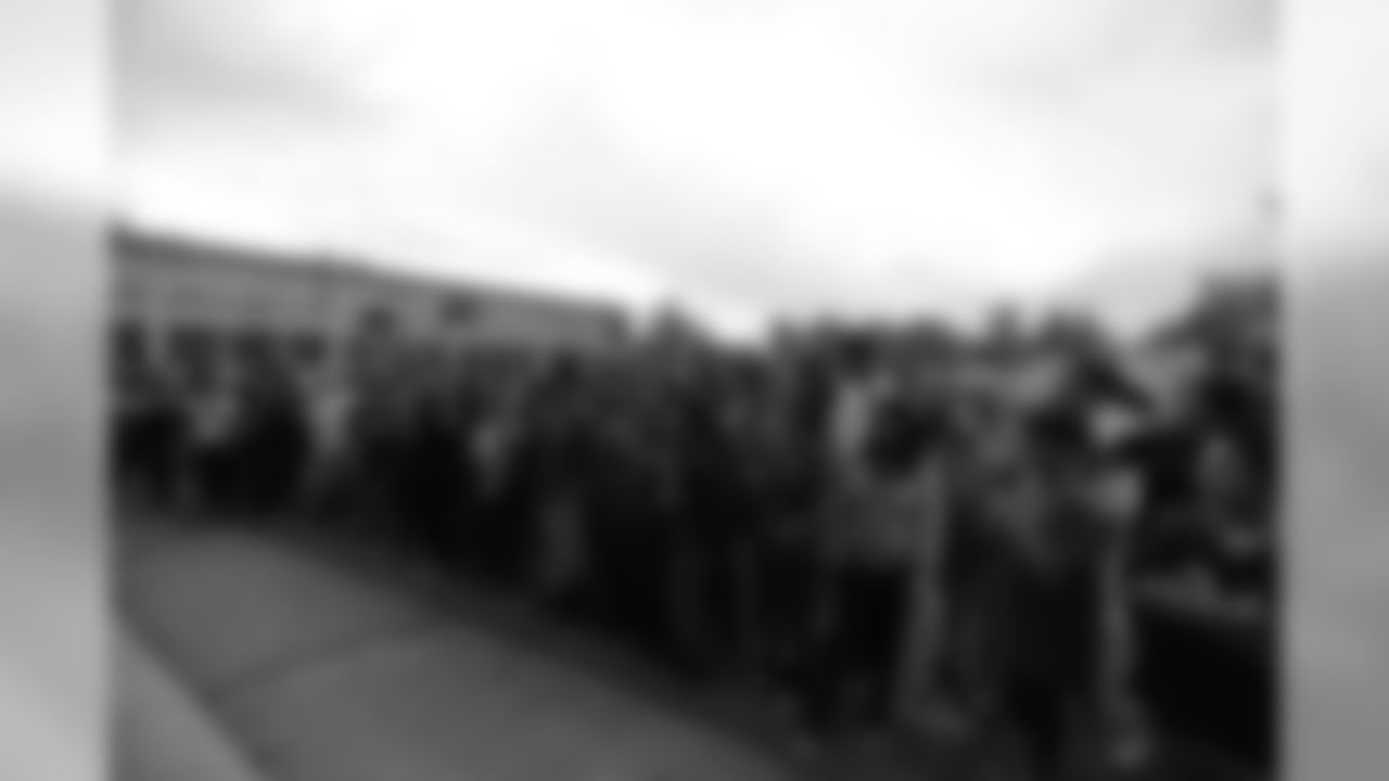 Another look at the crowd, eager to interact with the players.