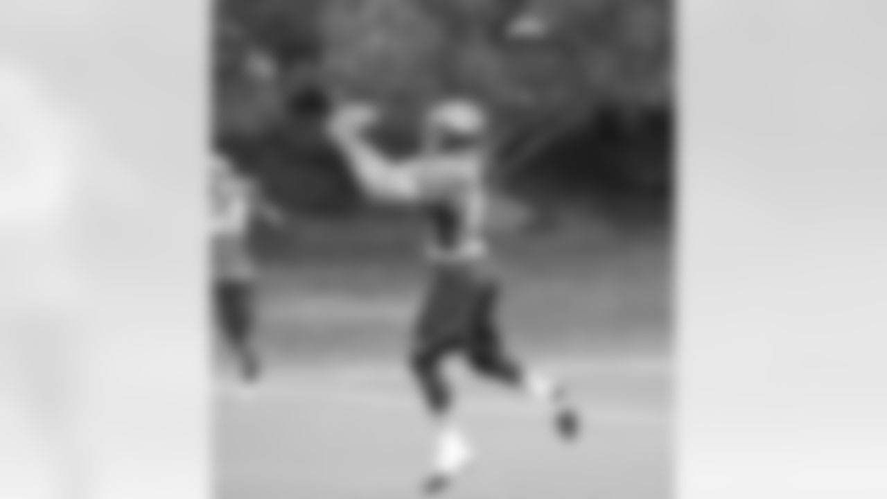 Dreessen makes an over-the-shoulder grab.