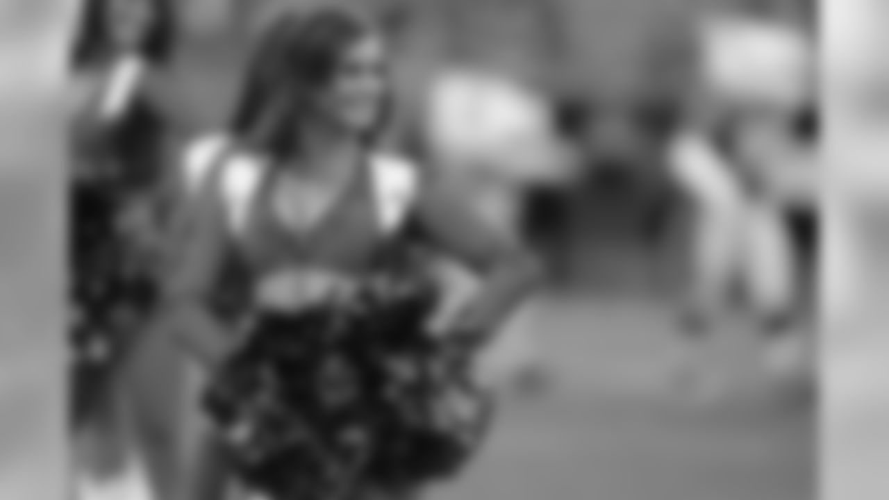 Copyright: © Paul Cloud, 160827, LAR, DBC, Denver Broncos, Cheerleaders Sara