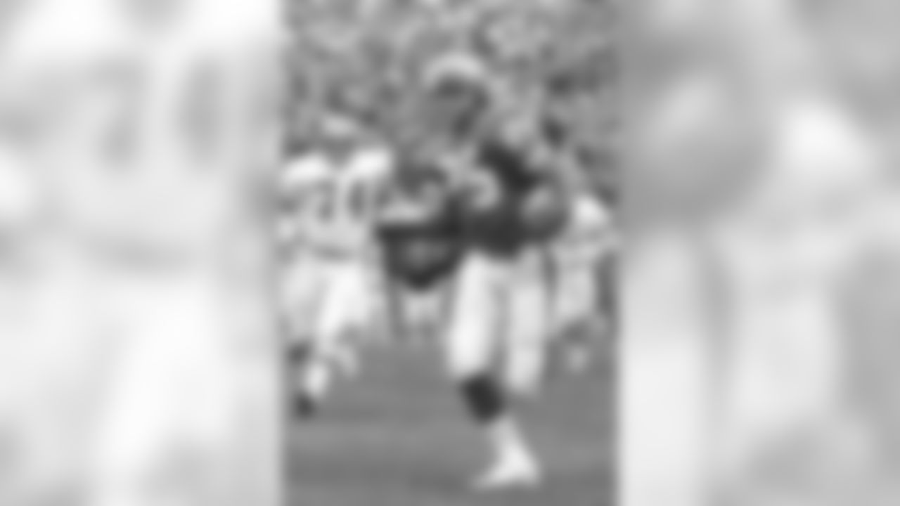 Haven Moses was inducted into the Denver Broncos Ring of Fame in 1988 as part of a three-member class that included quarterback Craig Morton and kicker Jim Turner. Moses played 10 seasons for the Broncos from 1972-81 as one of their primary wide receivers after joining the team from Buffalo, where he played his first four professional seasons.
