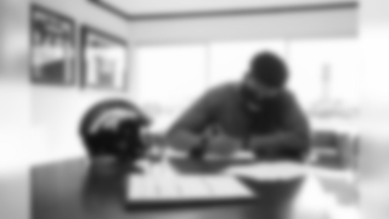 Albert Okwuegbunam signs his rookie contract in Pat Bowlen's conference room at UCHealth Training Center on July 27, 2020. (Photo by Ben Swanson)