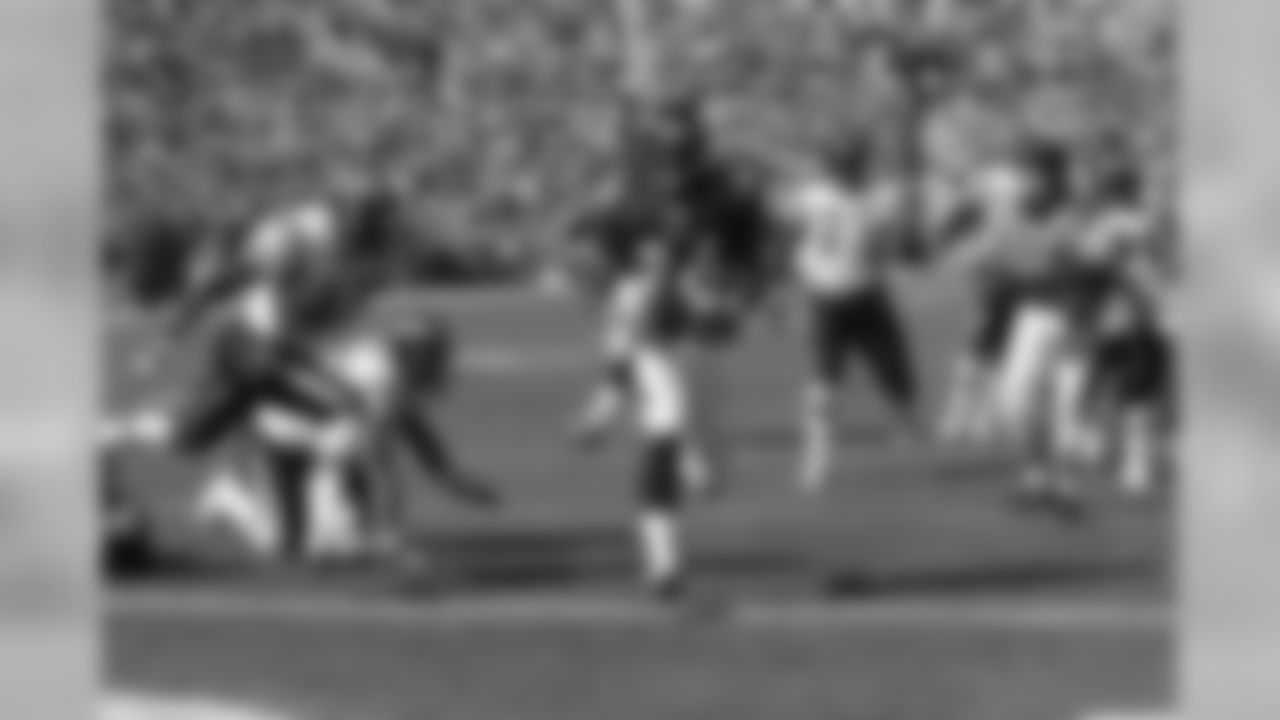 Clinton Portis scores on an 8-yard shovel pass for a touchdown against the San Diego Chargers at Invesco Field at Mile High in Denver, CO on October 6, 2002.