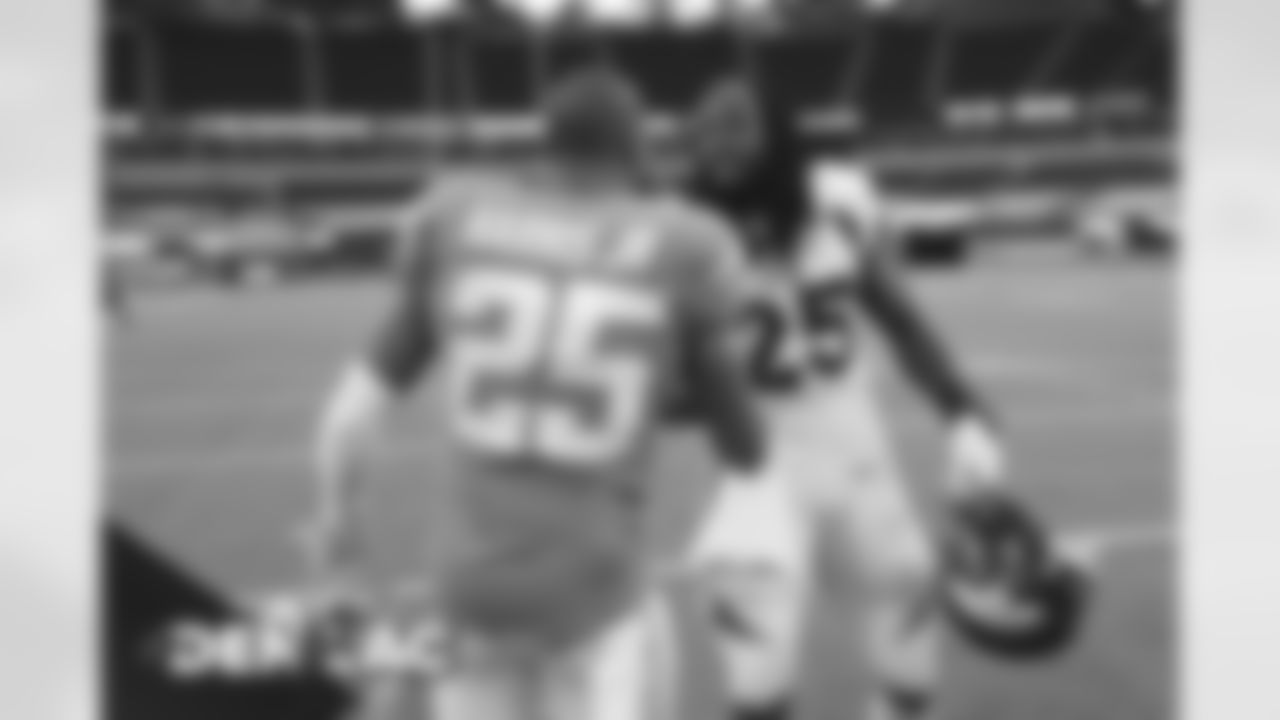 Melvin Gordon III and Chris Harris Jr. during the NFL game against the at SoFi Stadium in Inglewood, California, December 27, 2020.
Photo by Gabriel Christus