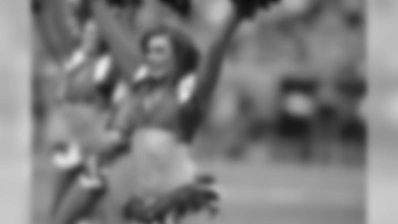 Copyright: © Paul Cloud, 160827, LAR, DBC, Denver Broncos, Cheerleaders Sara