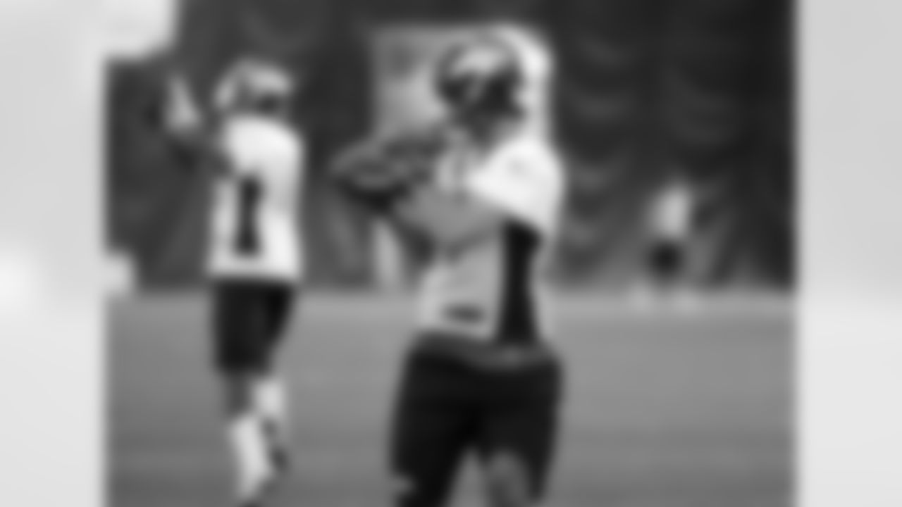 WR Eric Decker looks in a pass.
