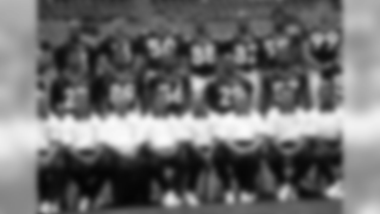 Coach Mike Shanahan of the Denver Broncos poses with players and staff on photo day at Super Bowl XXXII January 20, 1998 in San Diego, California. (AP Photo / Al Messerschmidt)