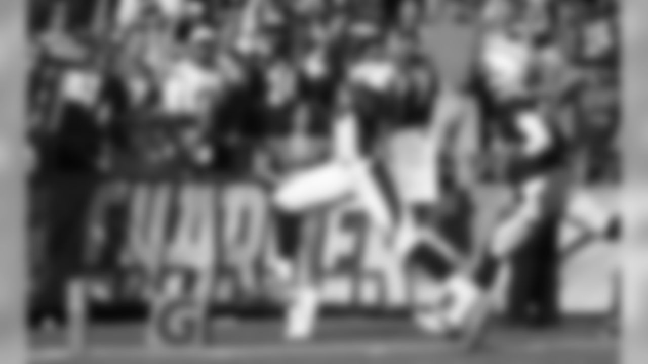 Tight end Julius Thomas got the Broncos off to a hot start in Week 10 as he hauled in a pass from quarterback Peyton Manning and raced down the sideline for a 74-yard touchdown early in the first quarter.