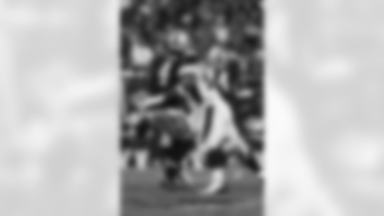 Denver Broncos defensive end Shelby Harris (96) strip sacks Las Vegas Raiders quarterback Derek Carr (4) during the NFL game against the Las Vegas Raiders on Sunday, December 26, 2021 at Allegiant Stadium in Las Vegas, Nevada.
Gabriel Christus