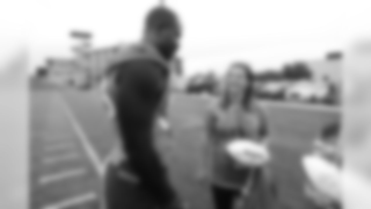 Von Miller meets Sarah Lindsay, a Gold Star wife, after practice in Englewood, Colorado, August 21, 2019.
Photo by Gabriel Christus