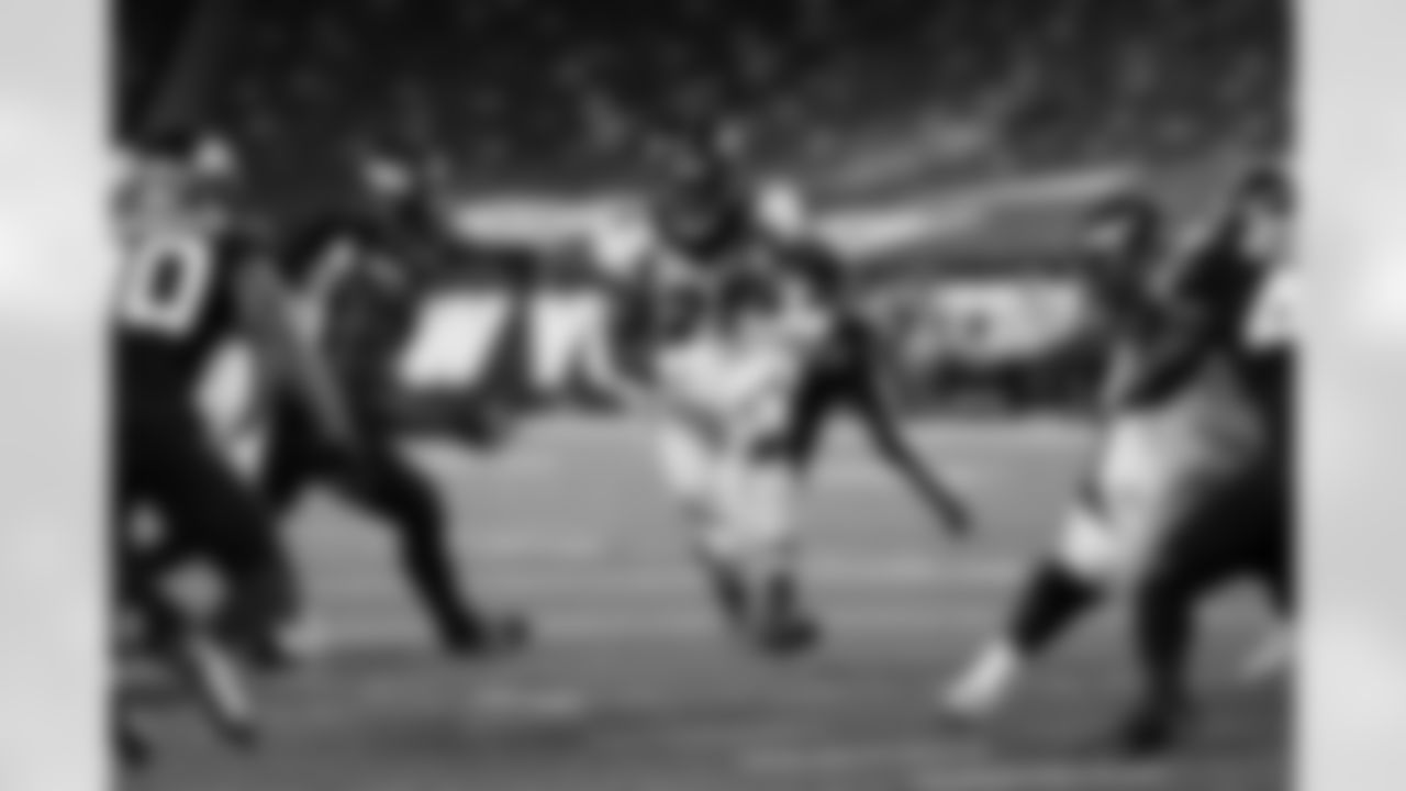 Melvin Gordon III runs with the ball during the first half of the Broncos' Week 4 game against the New York Jets at MetLife Stadium in East Rutherford, New Jersey on October 1, 2020. (Photo by Ben Swanson)
