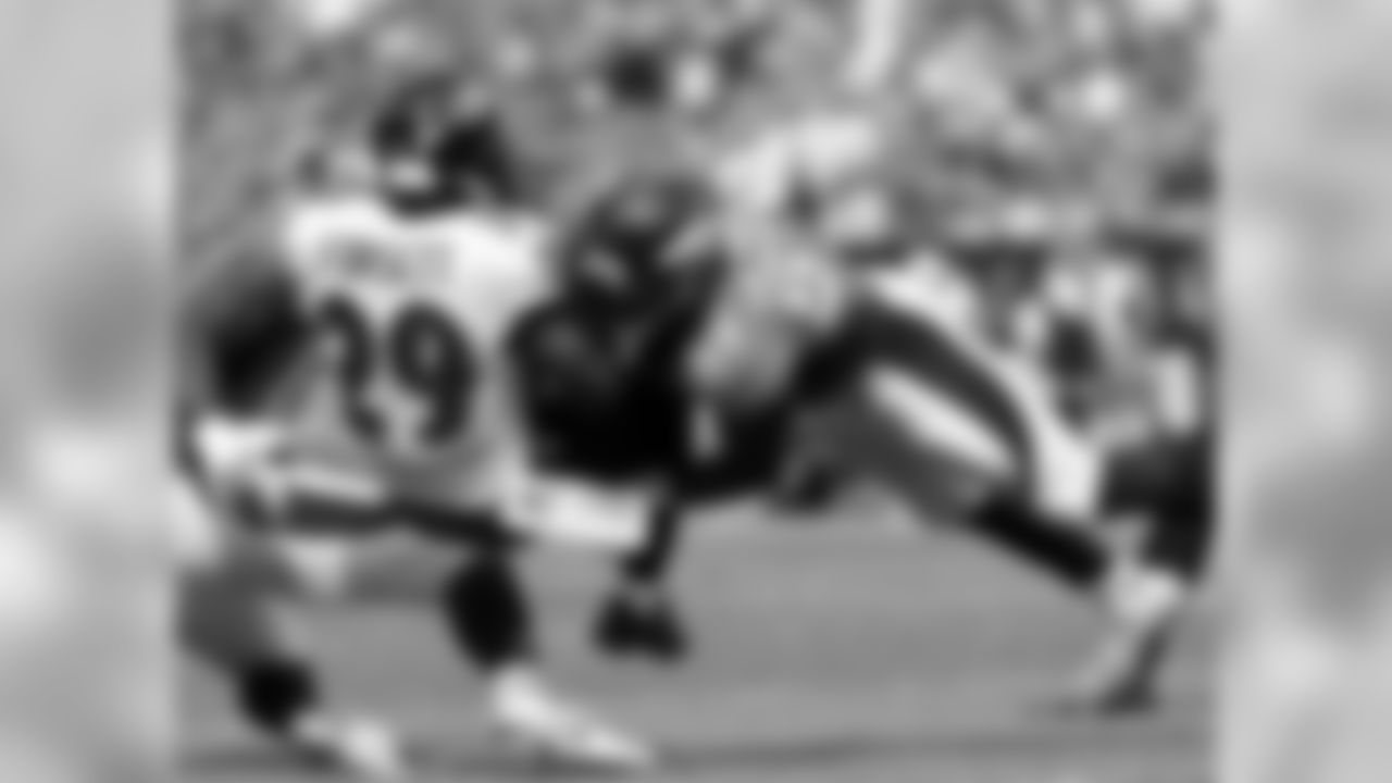 ILB Danny Trevathan makes a hit on RB Justin Forsett (29)