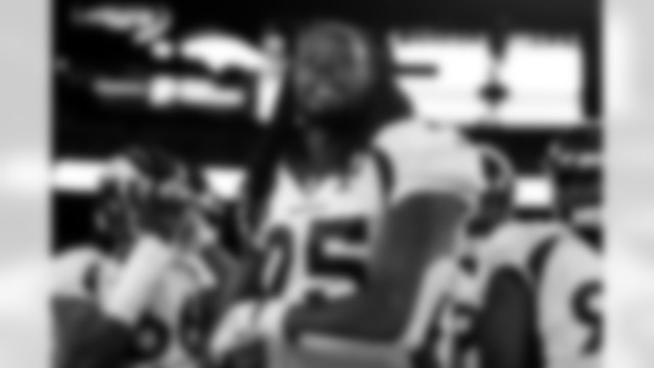 Melvin Gordon III gives a speech in the team huddle during pregame warmups before the Broncos' Week 4 game against the New York Jets at MetLife Stadium in East Rutherford, New Jersey on October 1, 2020. (Photo by Ben Swanson)