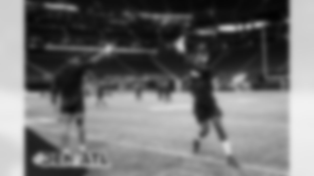 Jerry Jeudy warms up before the Broncos' Week 9 game against the Atlanta Falcons at Mercedes-Benz Stadium in Atlanta, Georgia. (Photo by Gabriel Christus)