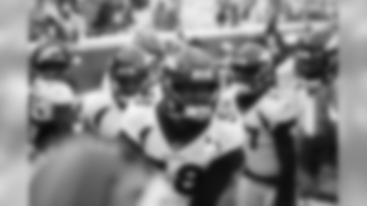 Denver Broncos linebacker Von Miller (58) leads a huddle during the NFL game against the Kansas City Chiefs at Arrowhead Stadium in Kansas City, Missouri, December 15, 2019.
Photo by Gabriel Christus