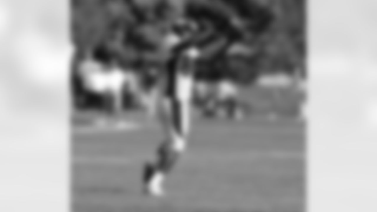 WR Jason Hill catches a pass.