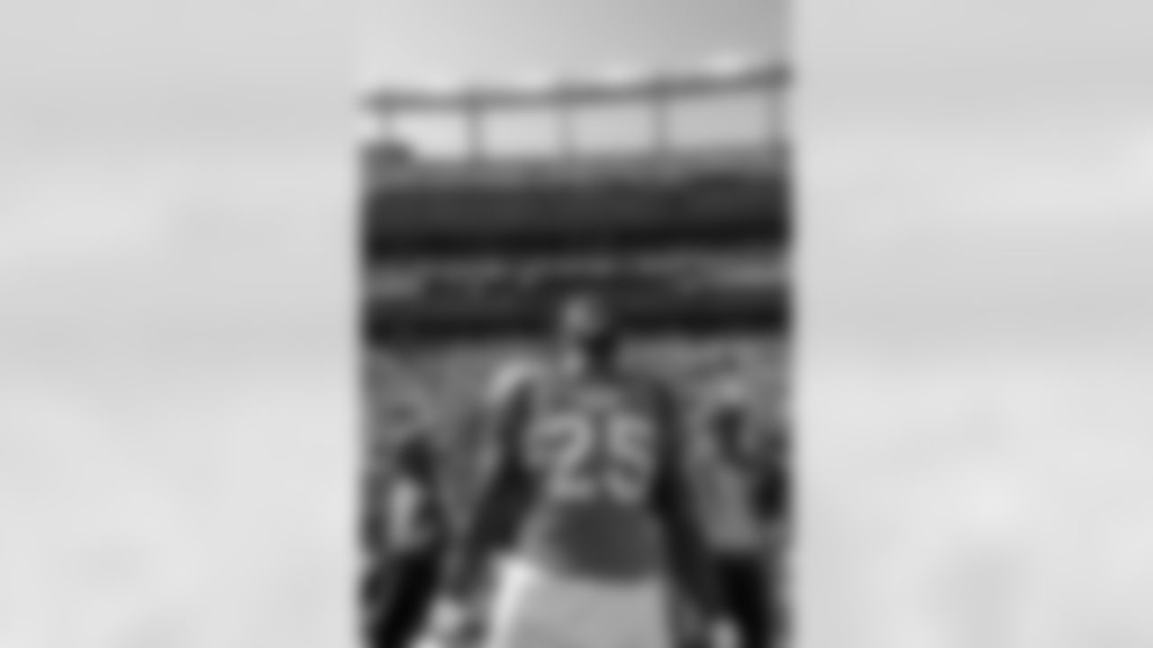Melvin Gordon III yells after the national anthem concludes and kickoff approaches before the Broncos' Week 3 game against the New York Jets at Empower Field at Mile High in Denver, Colorado on September 26, 2021. (Photo by Sam Weaver)
