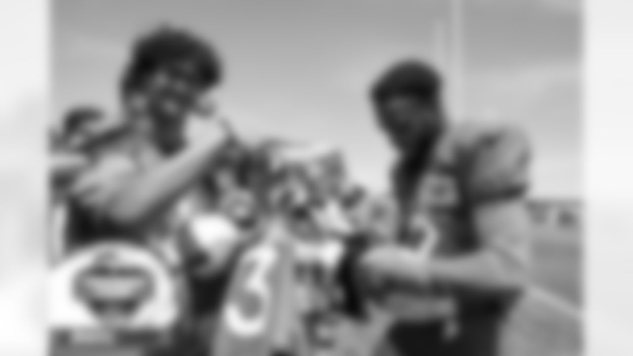 Montrell Washington signs autographs at practice on Day 8 of training camp at UCHealth Training Center in Englewood, Colorado on August 4, 2022. (Photo by Ben Swanson)