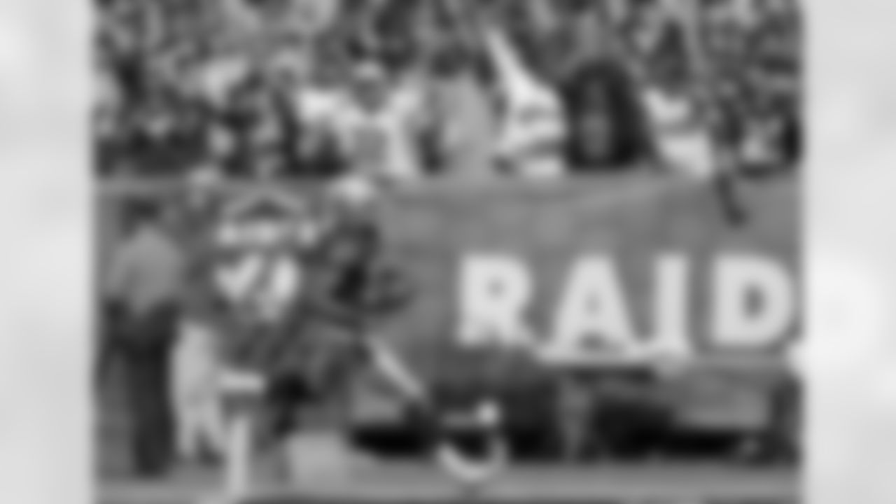 Top performer: Amari Cooper Six receptions, 138 yards, 23 yards per reception, one touchdown With the Raiders down 17-9 in San Diego, wide receiver Amari Cooper made his presence felt in a big way. The Alabama product scored his first touchdown of the year on a 64-yard reception with 11:25 to go in the third quarter. The play pulled the Raiders within a point and kick started an 18-point quarter for Oakland.