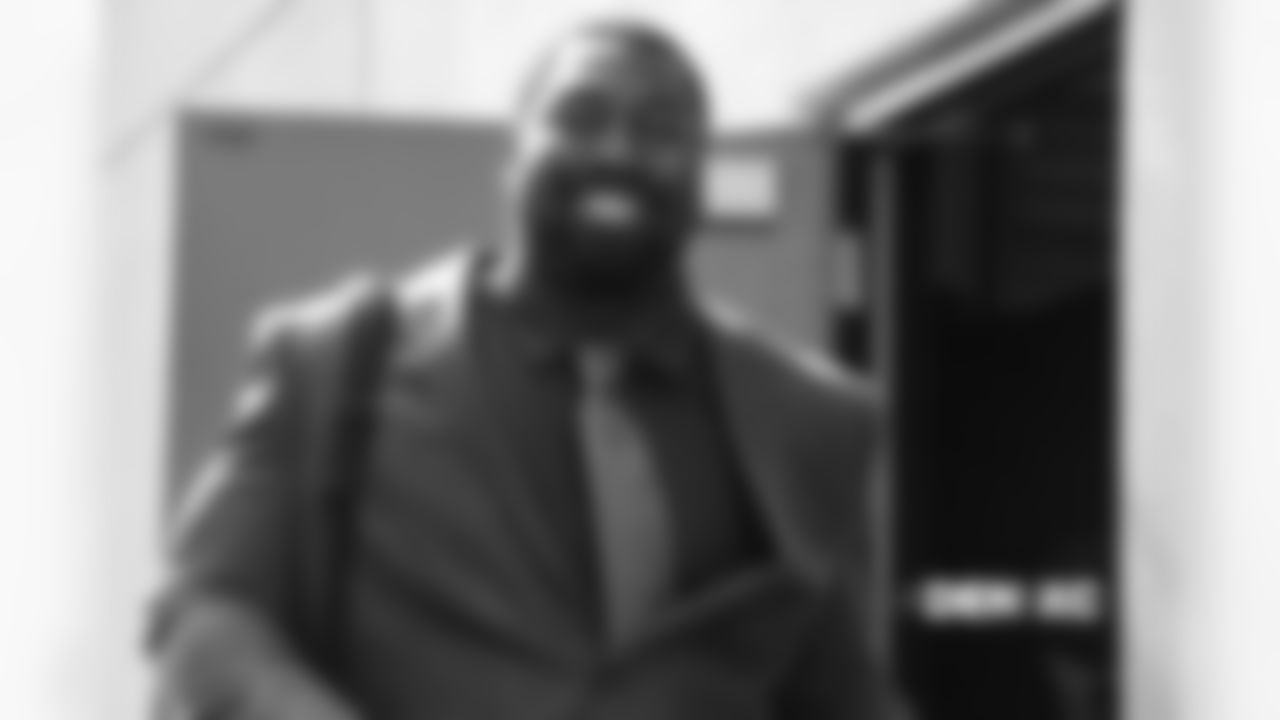 Shelby Harris walks to the buses during the team's travel for their Week 8 game against the Kansas City Chiefs on October 27, 2018.