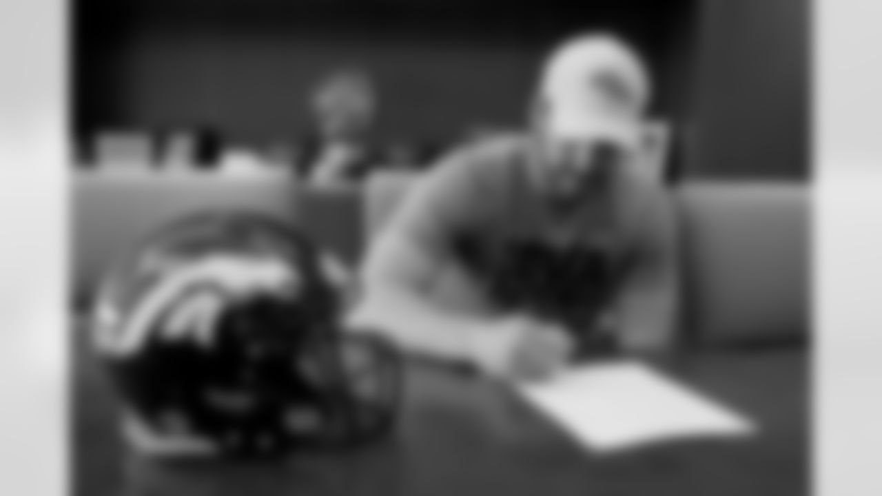 LB Josey Jewell signs his rookie contract.