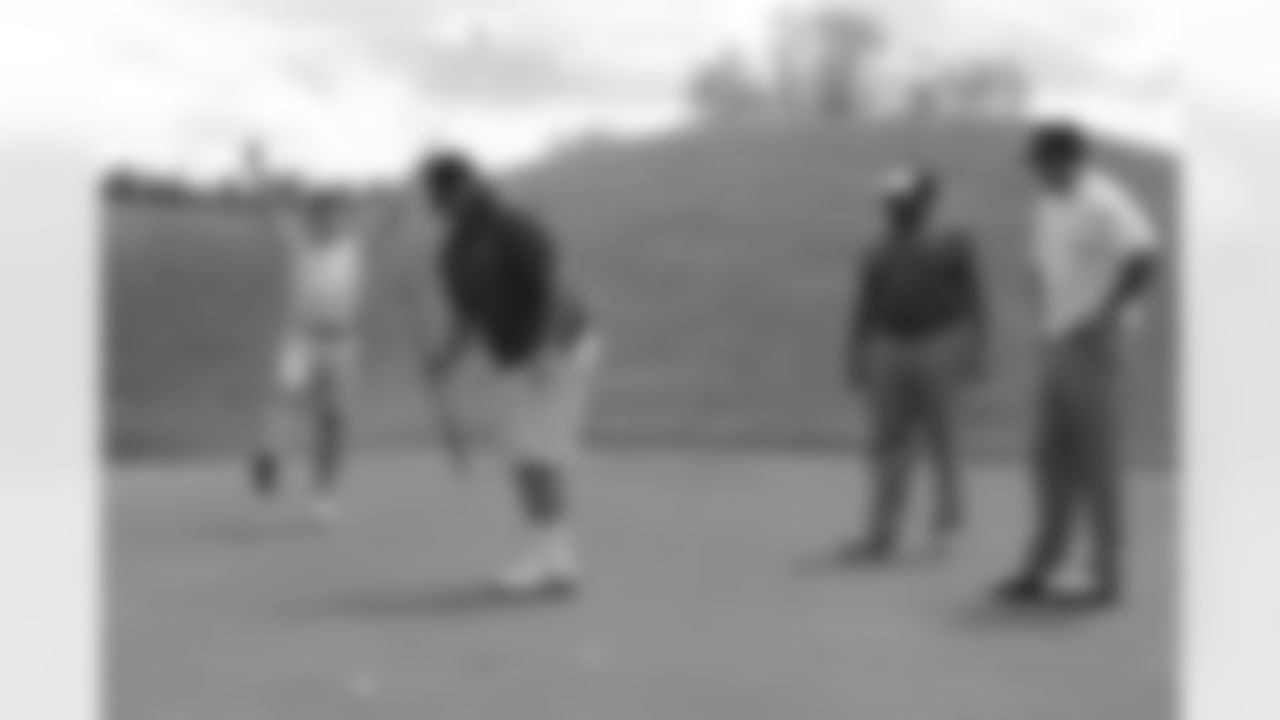 Peyton Manning, Shane Ray and Max Garcia react as Ty Sambrailo sinks a putt during a team golf outing at Sanctuary Golf Course on May 26, 2015. (Photo by Ben Swanson/DenverBroncos.com)