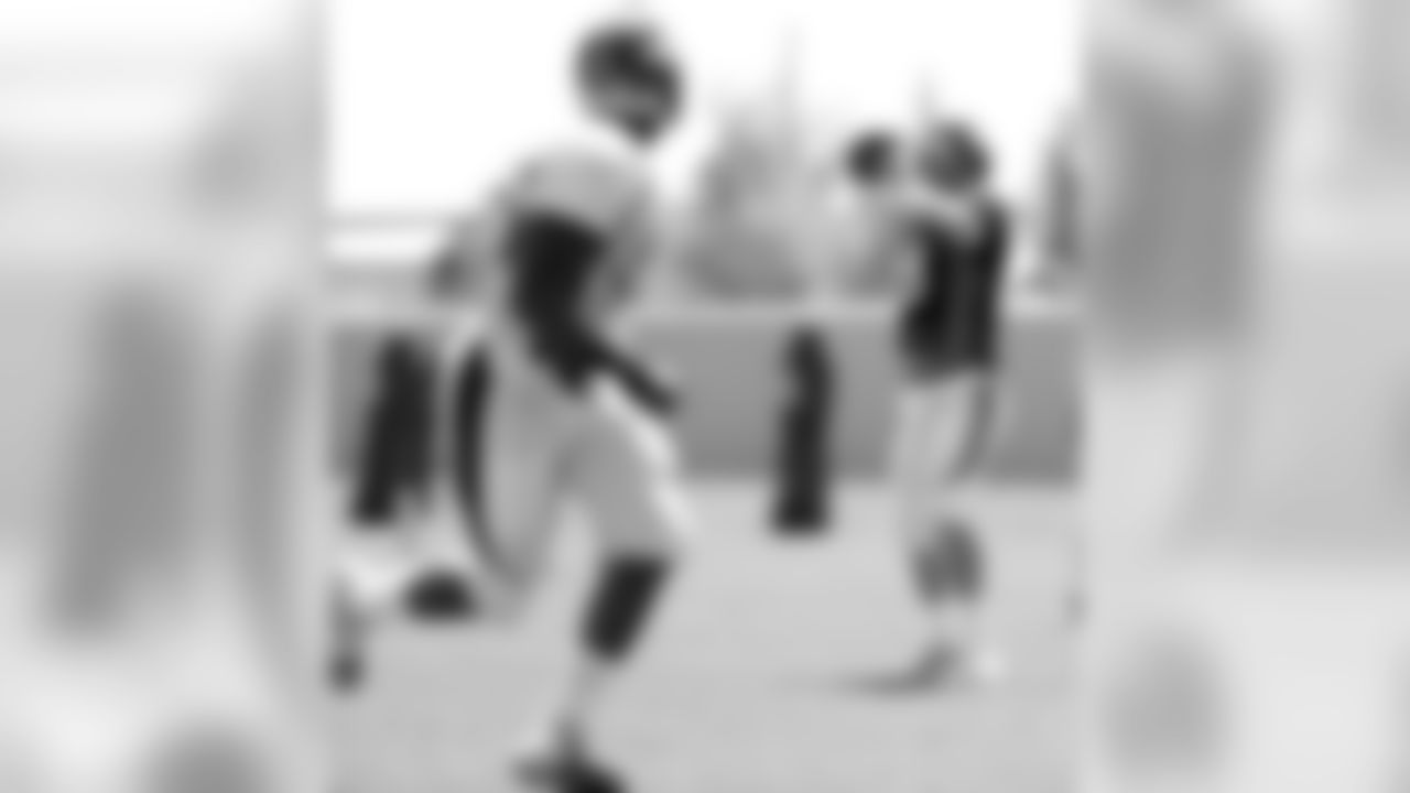 Manning throws a pass to Virgil Green.