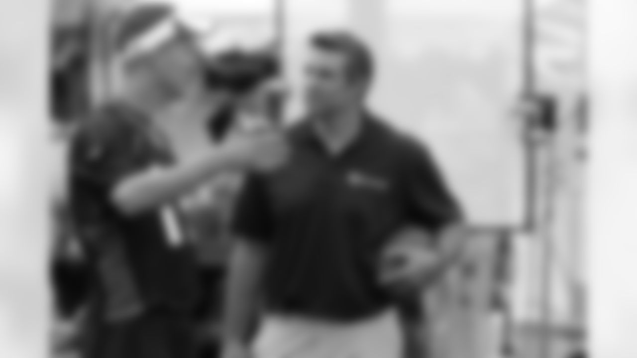 Warner talks to Manning after practice.