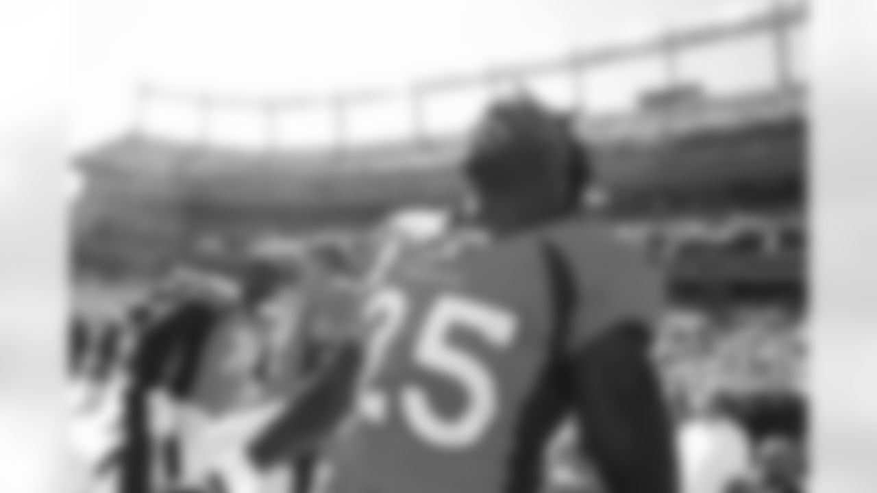 Melvin Gordon III yells out during the national anthem on the sideline before the Broncos' Week 2 game against the Houston Texans at Empower Field at Mile High in Denver, Colorado on September 18, 2022. (Photo by Ben Swanson)