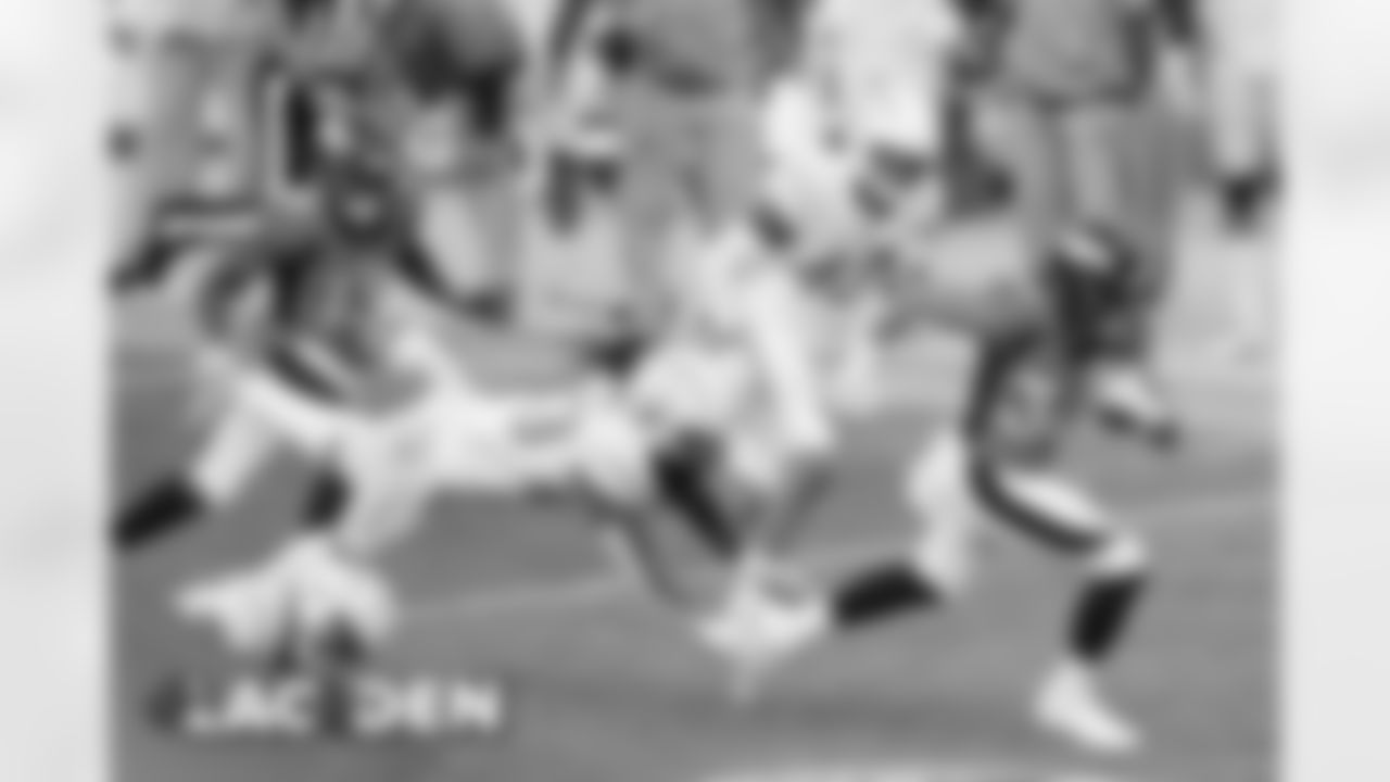 Phillip Lindsay runs for a touchdown during the second half of the Broncos' Week 8 game against the Los Angeles Chargers at Empower Field at Mile High on November 1, 2020. (Photo by Gabriel Christus)