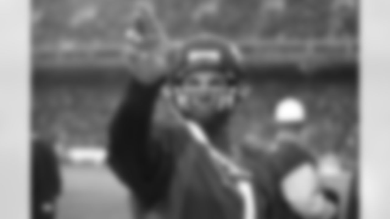 Jason Elam waves to the crowd during a Broncos victory against the Seattle Seahawks at Mile High Stadium in Denver, CO on December 10, 2000.
