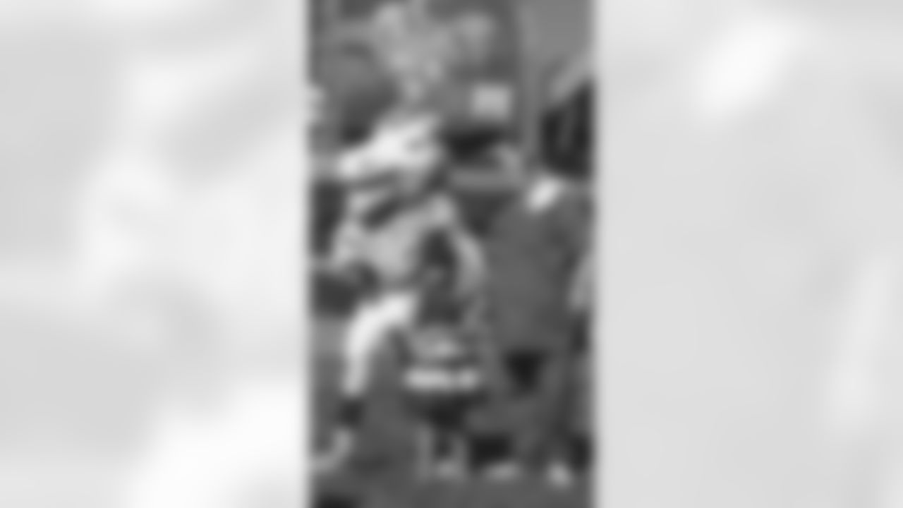 parrillada_photo_gallery_vert_0003_BRONCOS PARRILLADA00086655