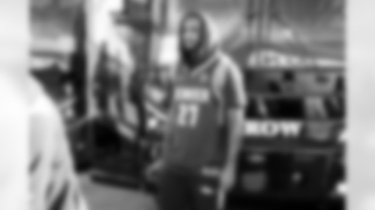 Tyrie Cleveland in a Jamal Murray Nuggets jersey on the tarmac at Denver International Airport on October 20, 2021 during the team's travel to Cleveland for a Week 7 game against the Browns. (Photo by Joe Abdellah)