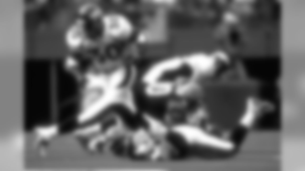 Terrell Davis rushes the ball against the Cincinnati Bengals at Cinergy Field in Cincinnati, OH on November 1, 1998.