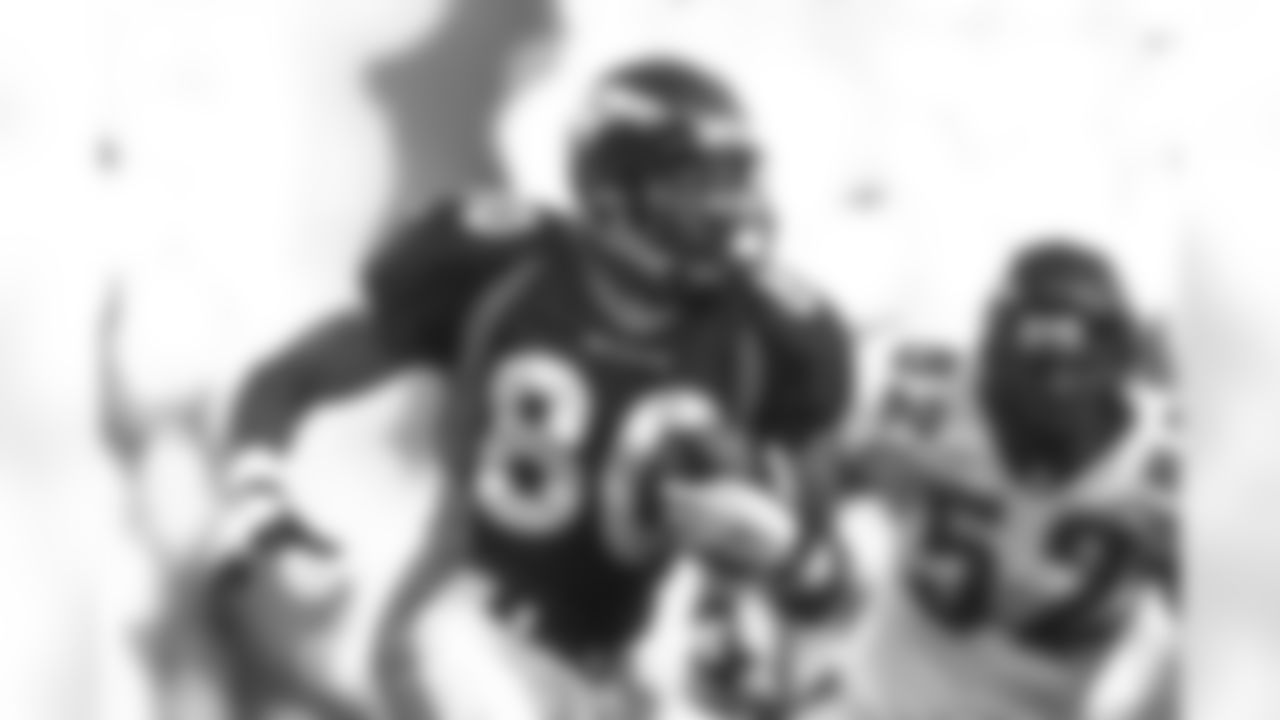 Rod Smith runs the ball on a reverse play against the Jacksonville Jaguars at Mile High Stadium in Denver, CO on October 25, 1998.