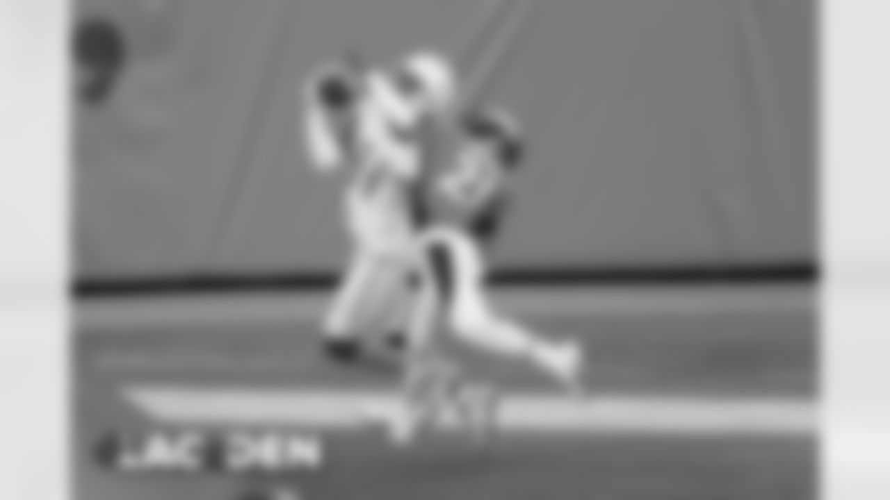 A.J. Bouye blankets Los Angeles Chargers wide receiver Mike Williams (81), who is forced to make a very difficult one-handed catch, during the NFL game against the Los Angeles Chargers at Empower Field at Mile High in Denver, Colorado, November 01, 2020.
Photo by Gabriel Christus
