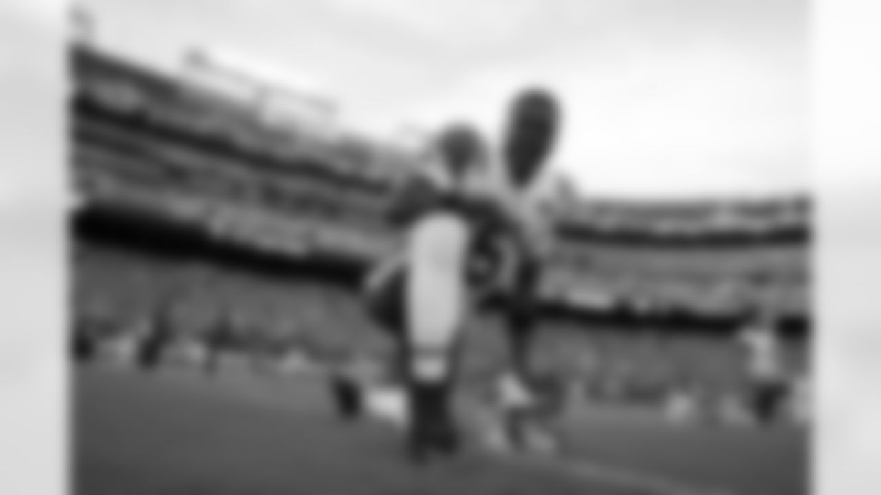 New York Jets quarterback Teddy Bridgewater (5) warms up before a preseason NFL football game against the Washington Redskins, Thursday, Aug. 16, 2018, in Landover, Md. (AP Photo/Alex Brandon)