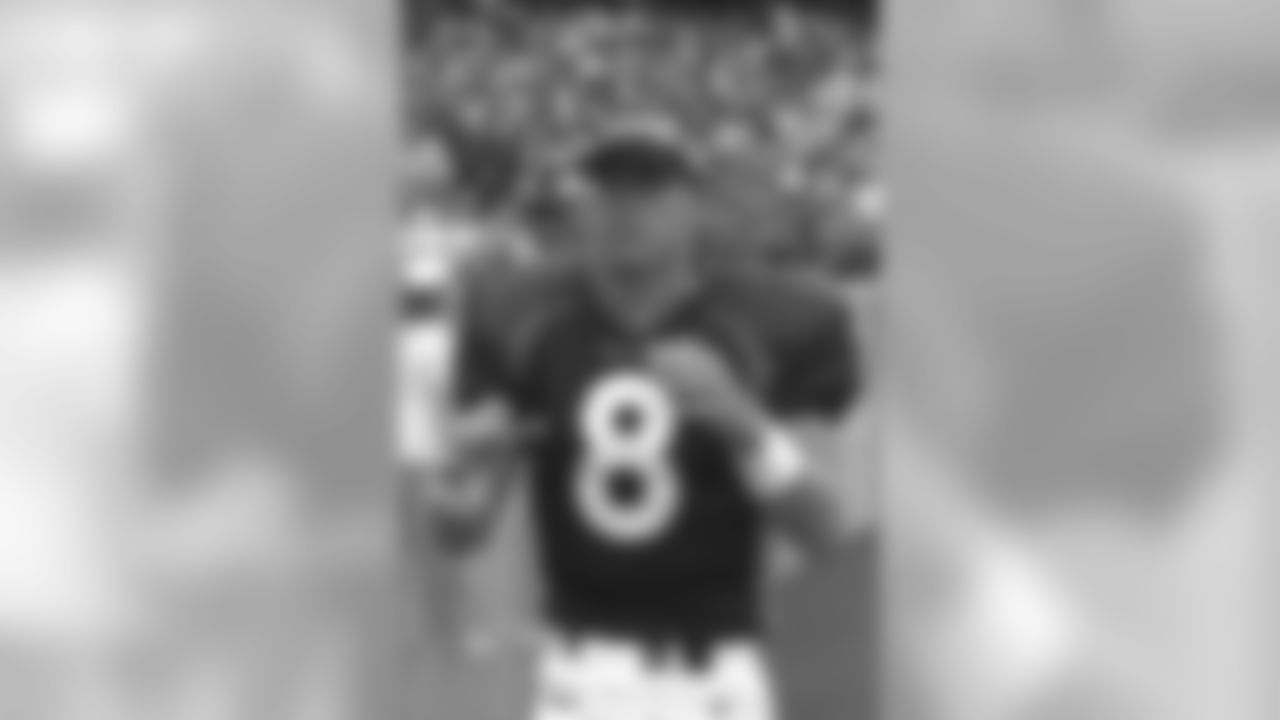 Former Broncos QB Jeff Lewis passed away on Saturday.