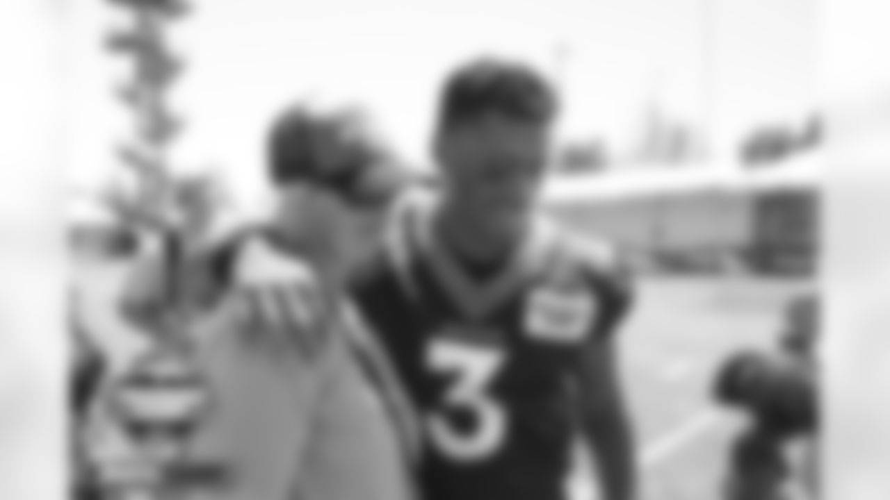 Russell Wilson and a fan during training camp on Saturday, July 30, 2022 at UCHealth Training Center in Englewood, Englewood.
Photo by Gabriel Christus/Denver Broncos