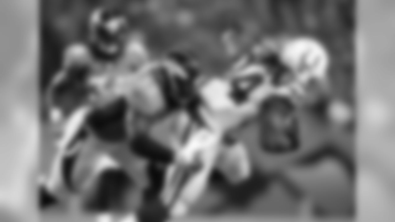 outside linebacker Lerentee McCray (55)